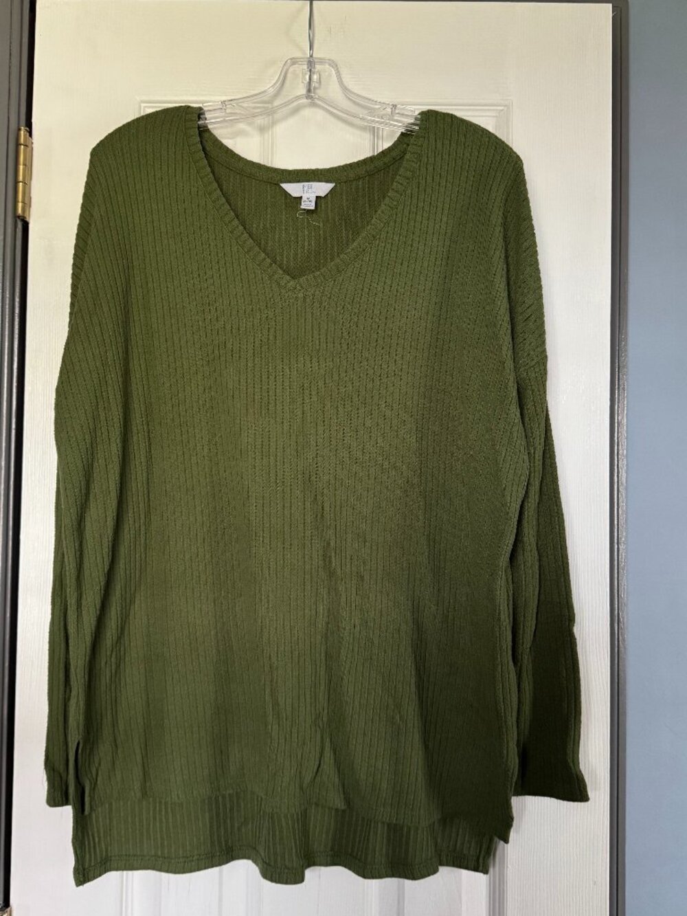 Time & Tru Size M Green Ribbed Long Sleeve Sweater Top V-Neck Hi-Low Bottom VGUC